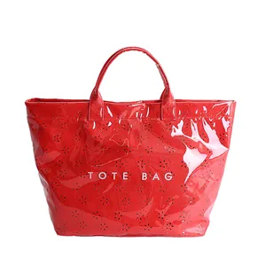 Grand sac fourre-tout en PVC rouge imperméable avec perforation florale chic