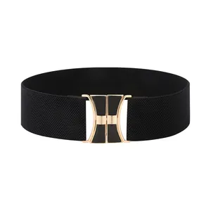 Vista detallada en primer plano del cinturón elástico negro con hebilla dorada elegante.