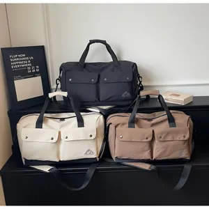 Nahaufnahmen Details der Reisetasche mit großer Kapazität und verstellbarem Schultergurt.