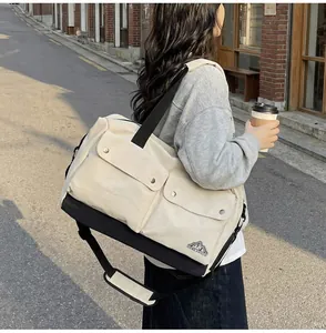 Große Reise-Freizeittasche aus Canvas mit praktischen Vortaschen für Sport und Fitness.