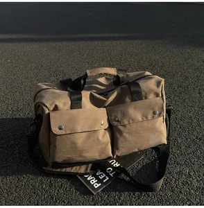 Detailansicht der khakifarbenen Reisetasche mit strapazierfähigem Stoff und Fronttaschen.