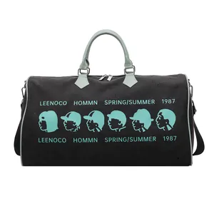 Zwarte canvas reistas met lichtgroene handvatten en stijlvolle silhouet printdetails.