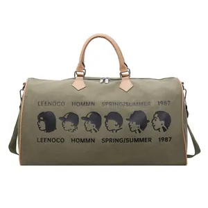 Grote canvas reistas met schouderband, ideale sport- en weekendtas voor dagelijks gebruik.