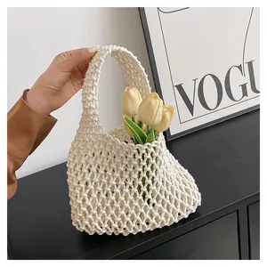 Handgemachte hohle gewebte Baumwollseil Handtasche mit gelben Tulpen Frühlingsmode.