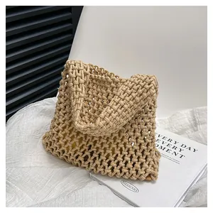 Nahaufnahme einer handgefertigten, hohl gewebten Baumwollseil-Tasche für Strand und Sommer.