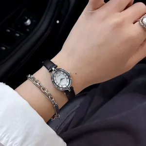 Elegante orologio Scottie ottagonale in argento con cinturino in pelle nera per donna