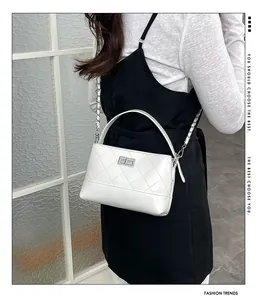Elegant white quilted chain shoulder bag, classic diamond lattice crossbody bag for women.