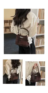 Detailansichten einer braunen Eimertasche mit süßem weißem Plüsch-Hundeanhänger