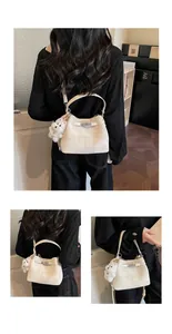 Detail der eleganten beige Eimertasche mit Tragegriff und Schultergurt an einem Model