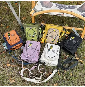Detalle de mini bolso bandolera para teléfono al aire libre, bolso casual con bolsillo frontal.
