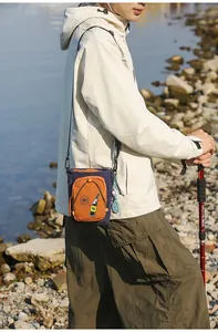 Bolso cruzado de senderismo al aire libre elegante con patrón de cuadrícula colorida.