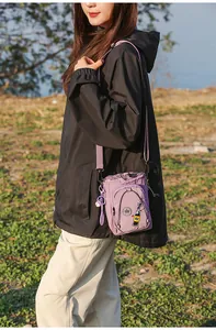 Bolso cruzado para teléfono neutral al aire libre color caramelo, moderno y práctico.