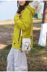 Vista detallada del elegante mini bolso bandolera blanco para móvil con parche.