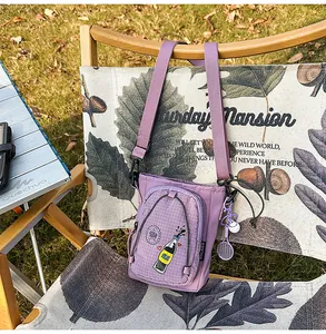Bolso bandolera para móvil a cuadros morados con parche de refresco y estilo al aire libre.