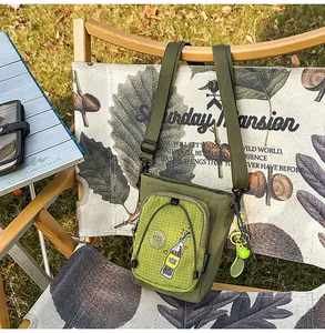 Bolso cruzado verde elegante para móvil con bolsillo de rejilla y colgante de tenis.