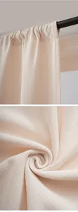 Crème chenille korte gordijn detail, zachte getextureerde stof close-up voor kleine ramen.