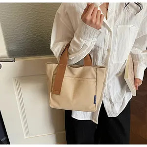 Borsa a mano in tela minimalista casual da donna, borsa da viaggio quotidiana con manico e tasca.