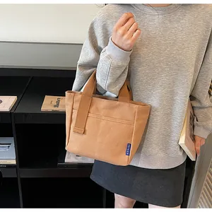 Borsa a mano in tela minimalista da donna, elegante borsa tote casual per l'uso quotidiano.