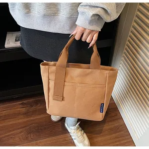 Borsa a mano casual in tela da donna, tote bag marrone con manici e tasca anteriore.