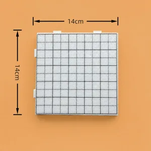 Detalle de una placa de cuentas de 14x14cm para cuentas de 2,6mm con diseño de rejilla.