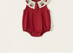 Robe body sans manches pour bébé fille rouge avec joli col crochet cerise été doux.