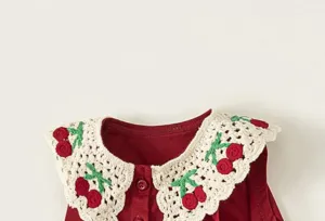 Robe d'été rouge pour fille avec col crocheté de cerises et design sans manches. Idéal pour fête.