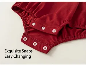 Gros plan detail des boutons pression de l entrejambe de combinaison bebe rouge vetement.