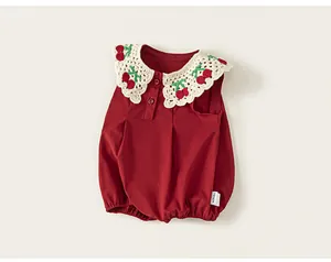 Jolie combinaison sans manches pour bébé fille rouge avec col crochet cerises, vêtement d'été.