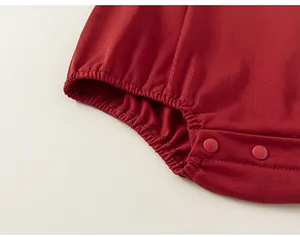 Vue detail robe bebe rouge, matiere coton doux, vetement ete sans manches mignon.