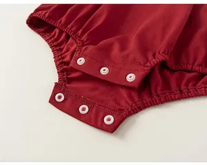 Vue de détail body bébé rouge fermeture à pression tissu coton doux vêtement bébé confortable
