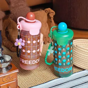 Bouteille d'eau en verre givré à pois rétro avec joli pendentif fleur et grande capacité.