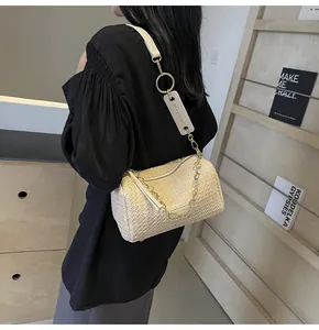 Borsa a tracolla in paglia intrecciata da donna moda estiva con catena borsa sotto ascella chic