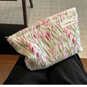 Retro floral cosmetic bag, portable makeup pouch with exquisite embroidery design for daily use.