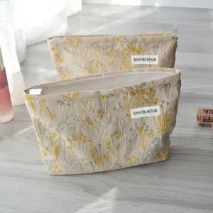 Retro floral embroidered cosmetic bag, literary style portable canvas makeup pouch with zipper.