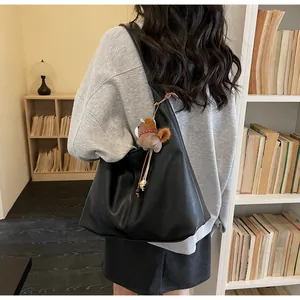 Sac a epaule cabas noir decontracte avec pendentif en peluche, grande capacite de voyage.