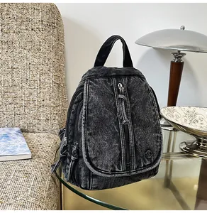 Nahaufnahme eines schwarzen Vintage-Denim-Rucksacks mit mehreren Reißverschlüssen