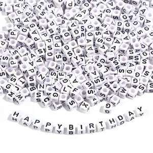 Perles alphabet carrées blanches avec lettres noires pour fabrication de bijoux et bracelets DIY.