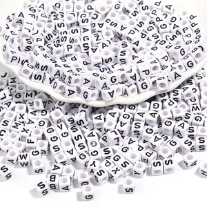 Perles alphabet carrées blanches avec lettres noires idéales pour bracelets DIY.