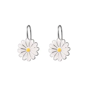 Elegantes pendientes colgantes de margarita en plata de ley 925 con pétalos blancos