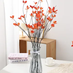 Künstliche herbstrote Blätter Zweig im Glasvase für Innen-Wohnzimmer Deko Detailansicht.