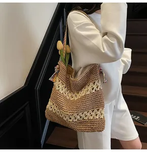 Böhmische gewebte Strohtasche mit ausgehöhlten Blumenmustern und bunten Griffschals