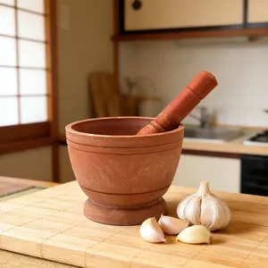 Handmatige terracotta vijzel en stamper voor knoflook, kruiden en keukengebruik.