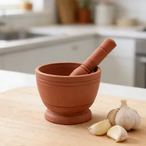 Gedetailleerd uitzicht van een terracotta vijzel en stamper op een houten plank met verse knoflook.