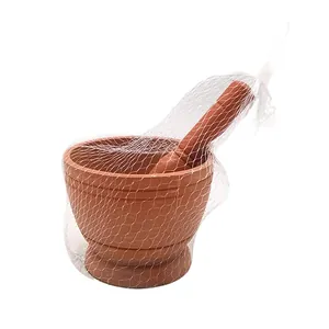 Set van kleivijzel en stamper in netzak, gedetailleerd overzicht van het knoflookkeukengereedschap.