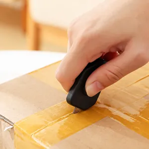 Mini taglierina di sicurezza con lama retrattile per aprire facilmente scatole e nastri.