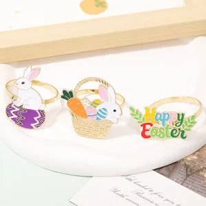 Vista detallada de encantadores servilleteros de Pascua de metal con conejitos y huevos.