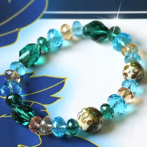 Vista detallada de la pulsera de joyas DIY de cuentas de cristal, cristales facetados y con motivos.