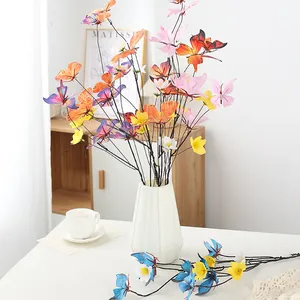 Künstliche Schmetterling Blumen Zweig Heimdeko Strauß Detailansicht in weißer Keramikvase Tisch.