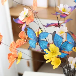 Nahaufnahme der lebendigen künstlichen Schmetterlings-Blumenzweige, ideal für Wohndeko.