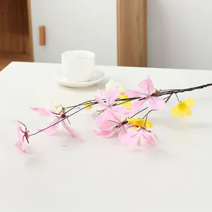 Künstlicher Blumenast Detail, rosa und gelbe Schmetterlingsblüten für Heimdekor, Nahaufnahme